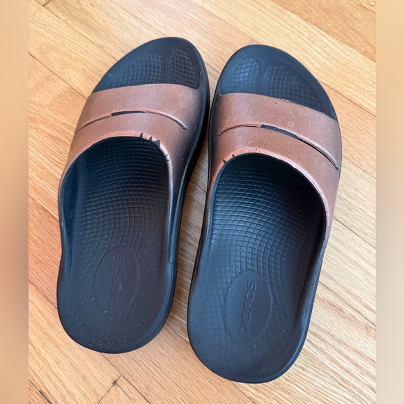 OOFOS Shoes - OOFOS Women’s Black and Copper Slide Sandals